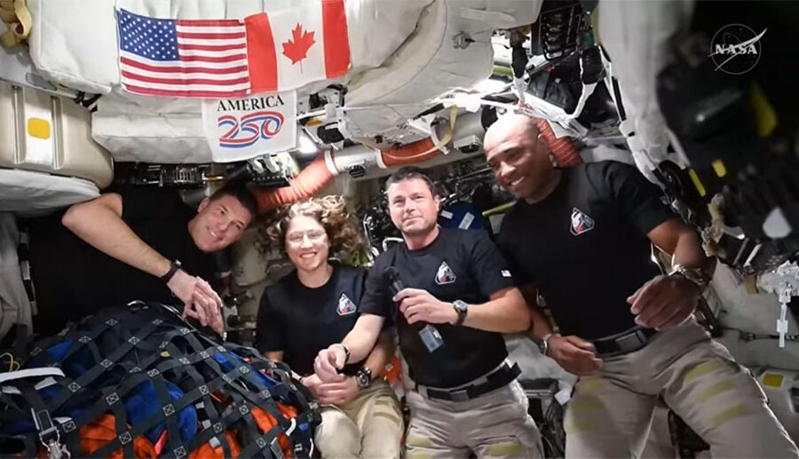 After milestone-rich lunar flyby, astronauts start trip home
